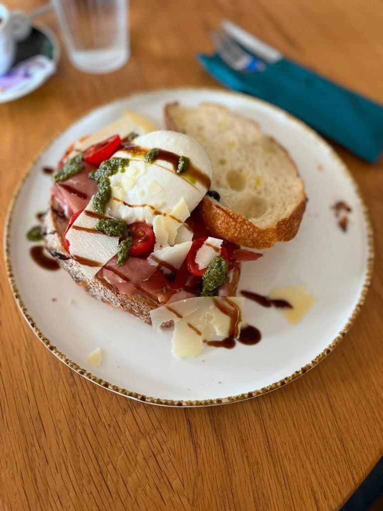 Crostone mit Burrata, Prosciutto und Pesto im Casa Puglia