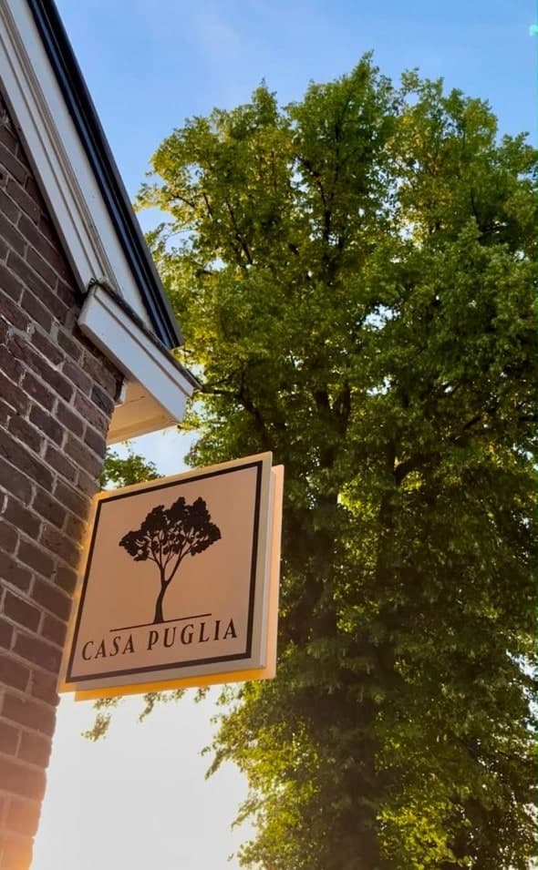 Schild des Casa Puglia — Bottega, Cucina & Vino