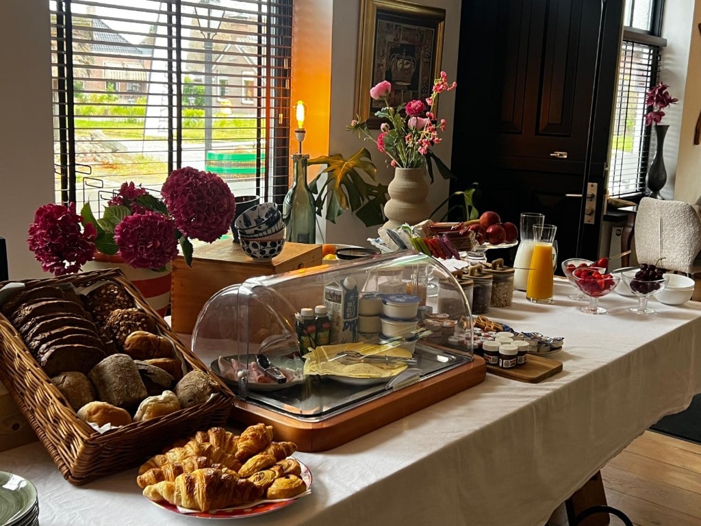 Reichhaltiges Frühstücksbuffet im Frühstücksraum des Eextase Hotels in Eext
