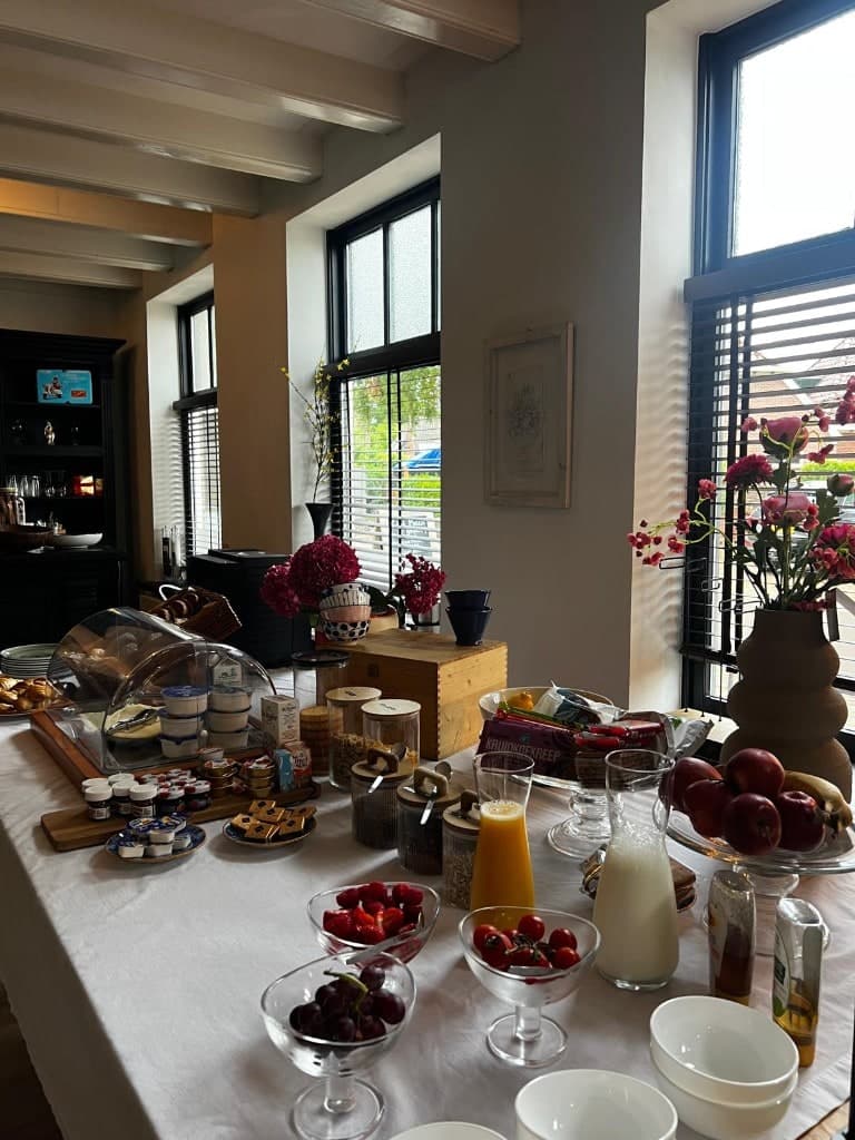 Frühstücksbuffet mit frischem Obst, Joghurt und Saft im Frühstücksraum des Eextase Hotels