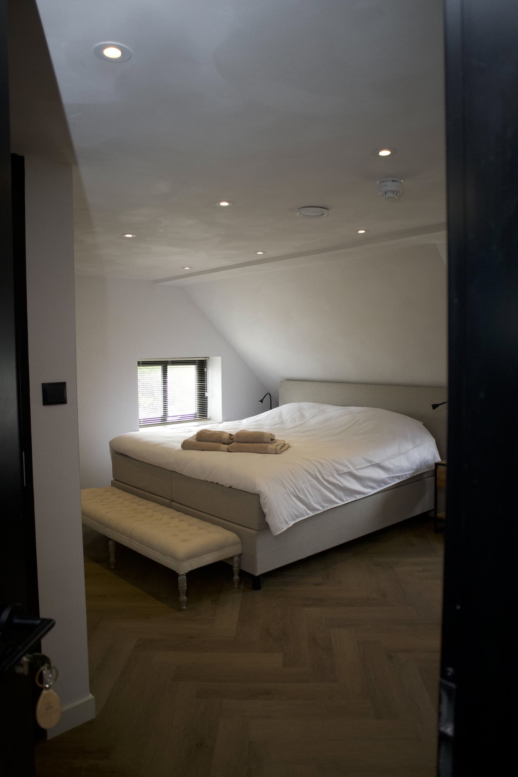 Kamer Korenbloem — Eextase Hotel, Eext: Koffie- en theefaciliteiten, flatscreen-tv, wifi, airconditioning en verwarming, eigen badkamer met regendouche, wastafel en toilet, koelkast en föhn.