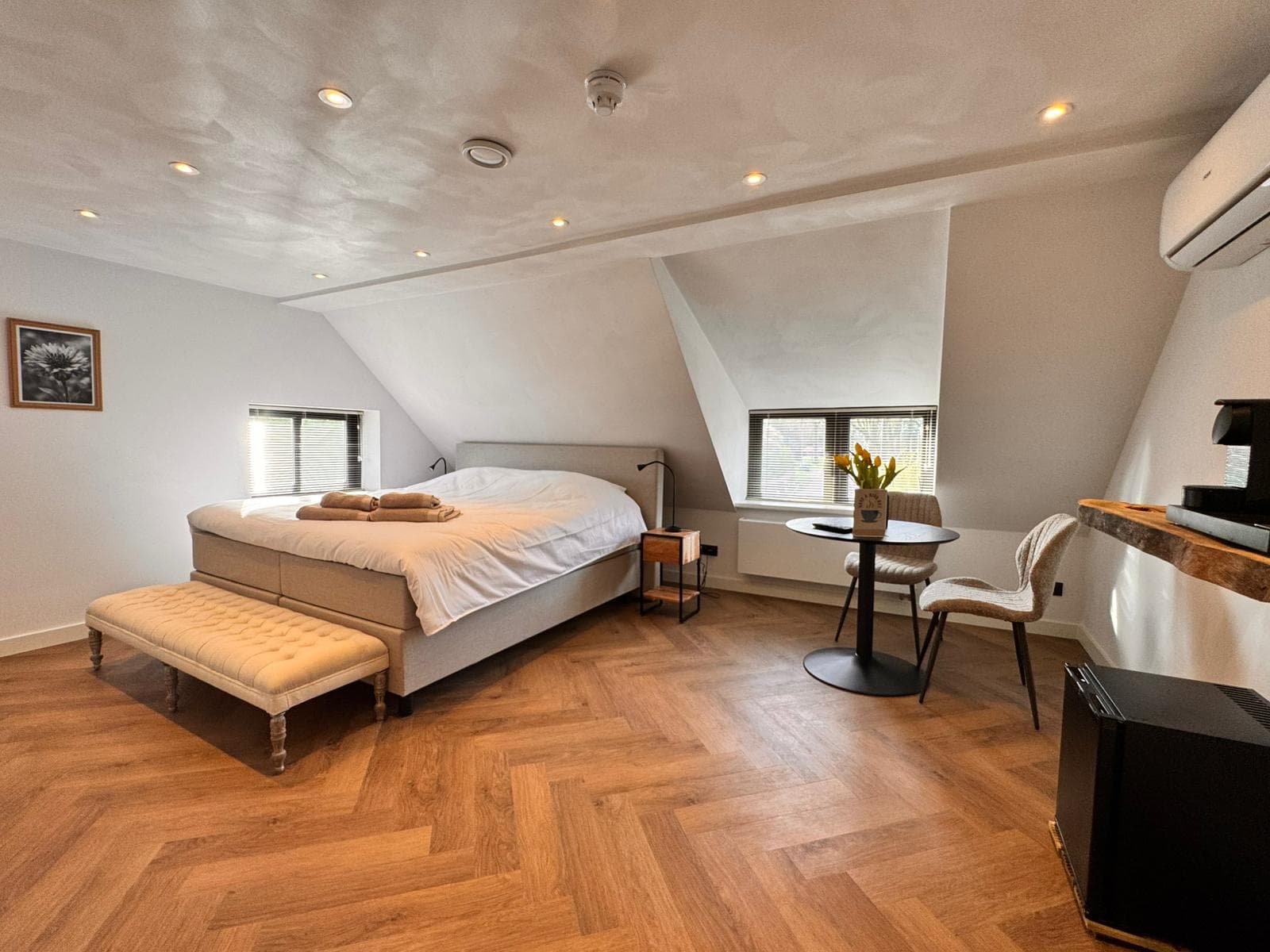 Zimmer Korenbloem — Eextase Hotel, Eext: Kaffee- und Teezubehör, Flachbild-TV, WLAN, Klimaanlage und Heizung, eigenes Bad mit Regendusche, Waschbecken und WC, Kühlschrank und Föhn.