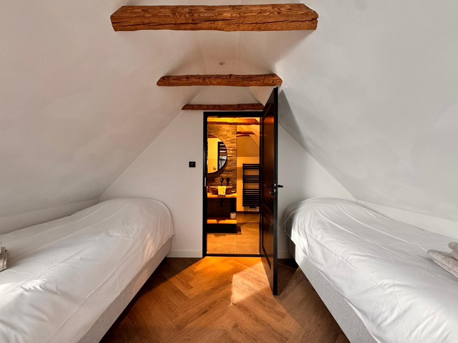 Zimmer Lavendel — Kein Flachbild-TV. Kaffee- und Teezubehör, WLAN, Klimaanlage und Heizung, eigenes Bad mit Regendusche, Waschbecken und WC, Kühlschrank und Föhn.