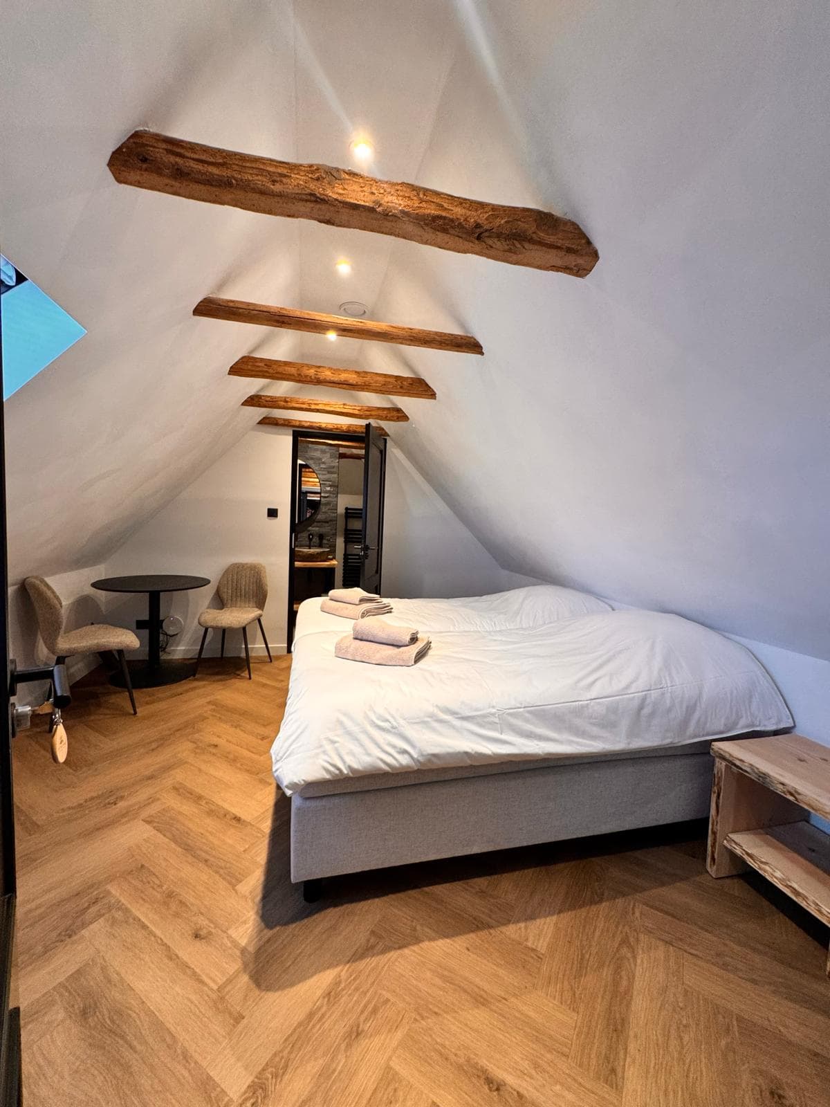 Zimmer Lavendel — Kein Flachbild-TV. Kaffee- und Teezubehör, WLAN, Klimaanlage und Heizung, eigenes Bad mit Regendusche, Waschbecken und WC, Kühlschrank und Föhn.