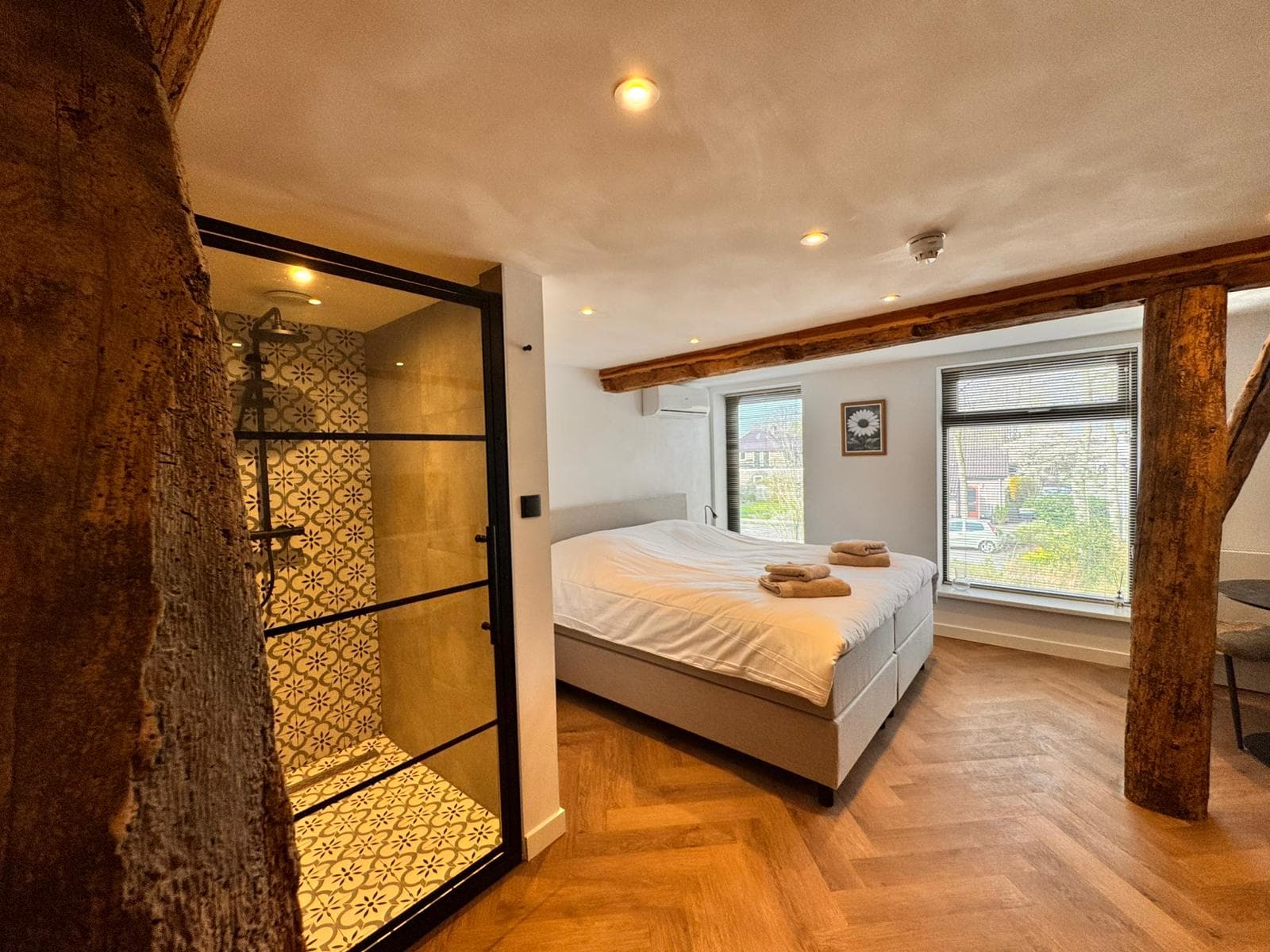 Kamer Margriet — Koffie- en theefaciliteiten, flatscreen-tv, wifi, airconditioning en verwarming, eigen badkamer met regendouche, wastafel en toilet, koelkast en föhn.