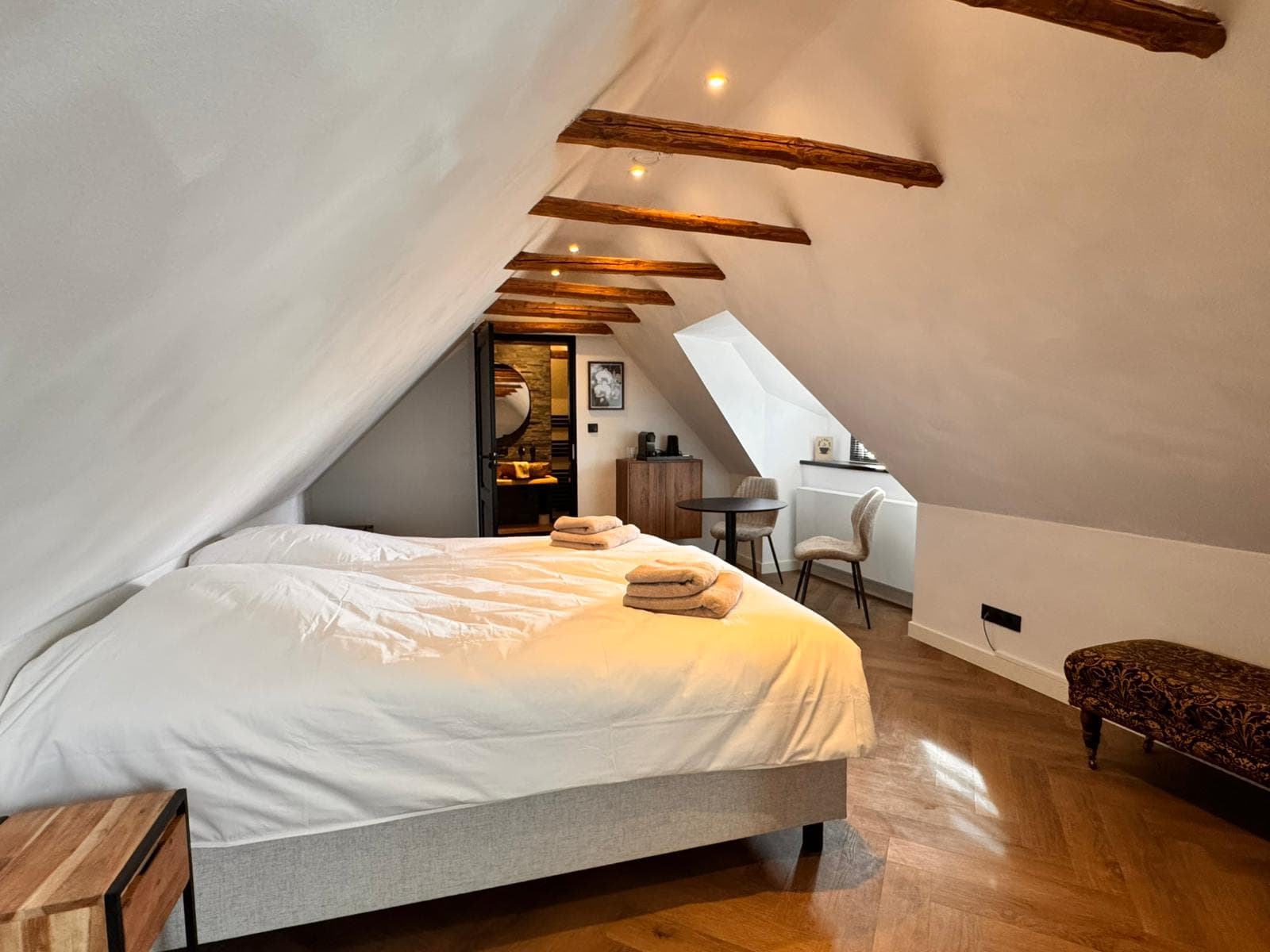 Kamer Orchidee — Koffie- en theefaciliteiten, flatscreen-tv, wifi, airconditioning en verwarming, eigen badkamer met regendouche, wastafel en toilet, koelkast en föhn.