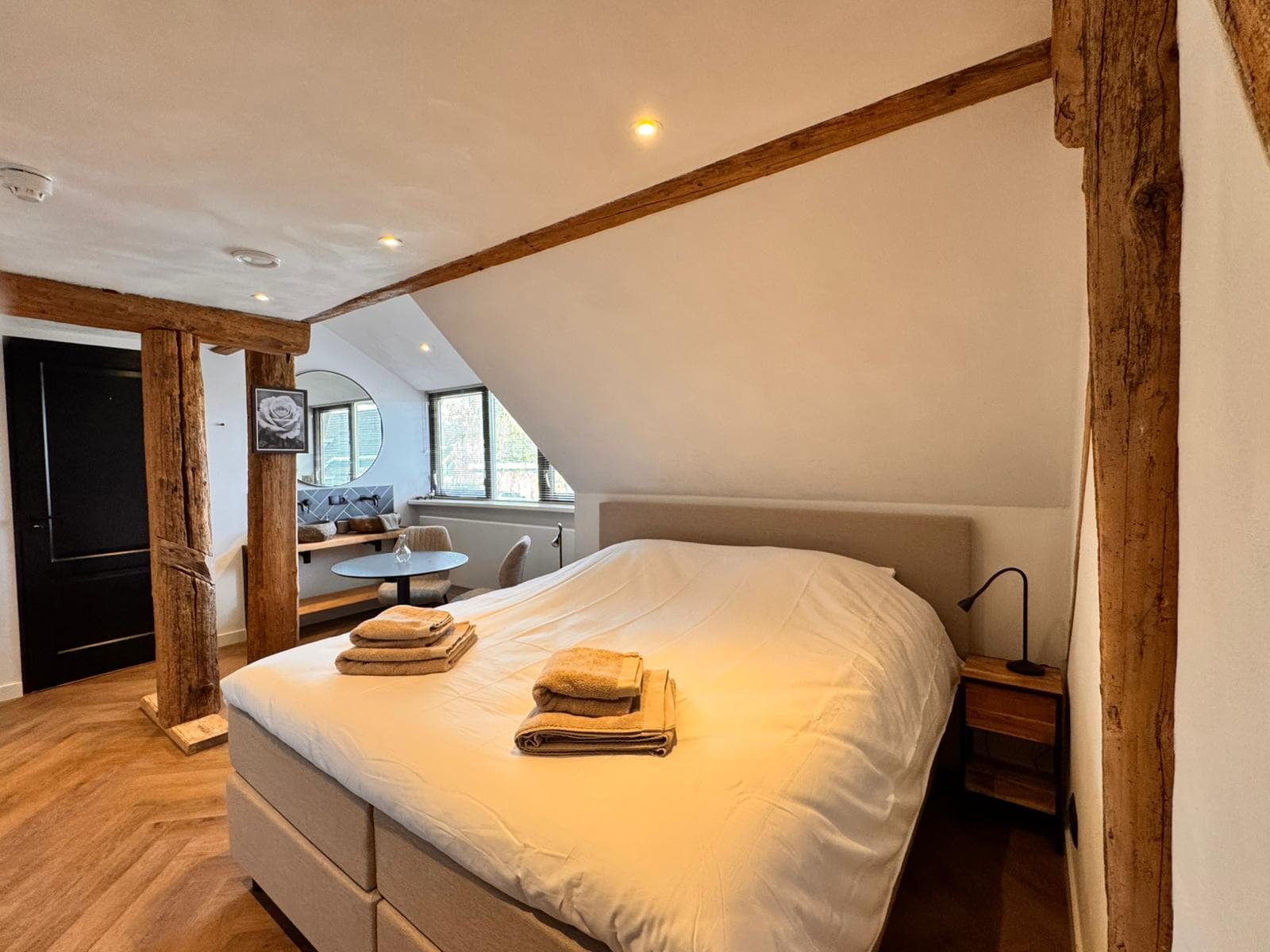 Zimmer Roos — Kaffee- und Teezubehör, Flachbild-TV, WLAN, Klimaanlage und Heizung, eigenes Bad mit Regendusche, Waschbecken und WC, Kühlschrank und Föhn.